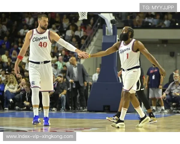 CBA突破分球助飞空接暴扣，震撼全场